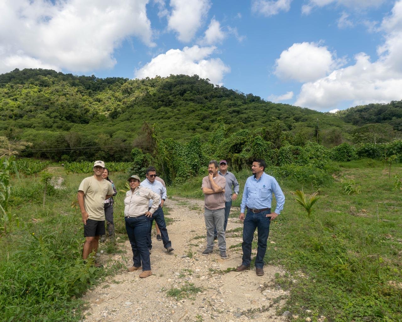 Secretaria y Jefa de Departamento recorriendo la reserva
