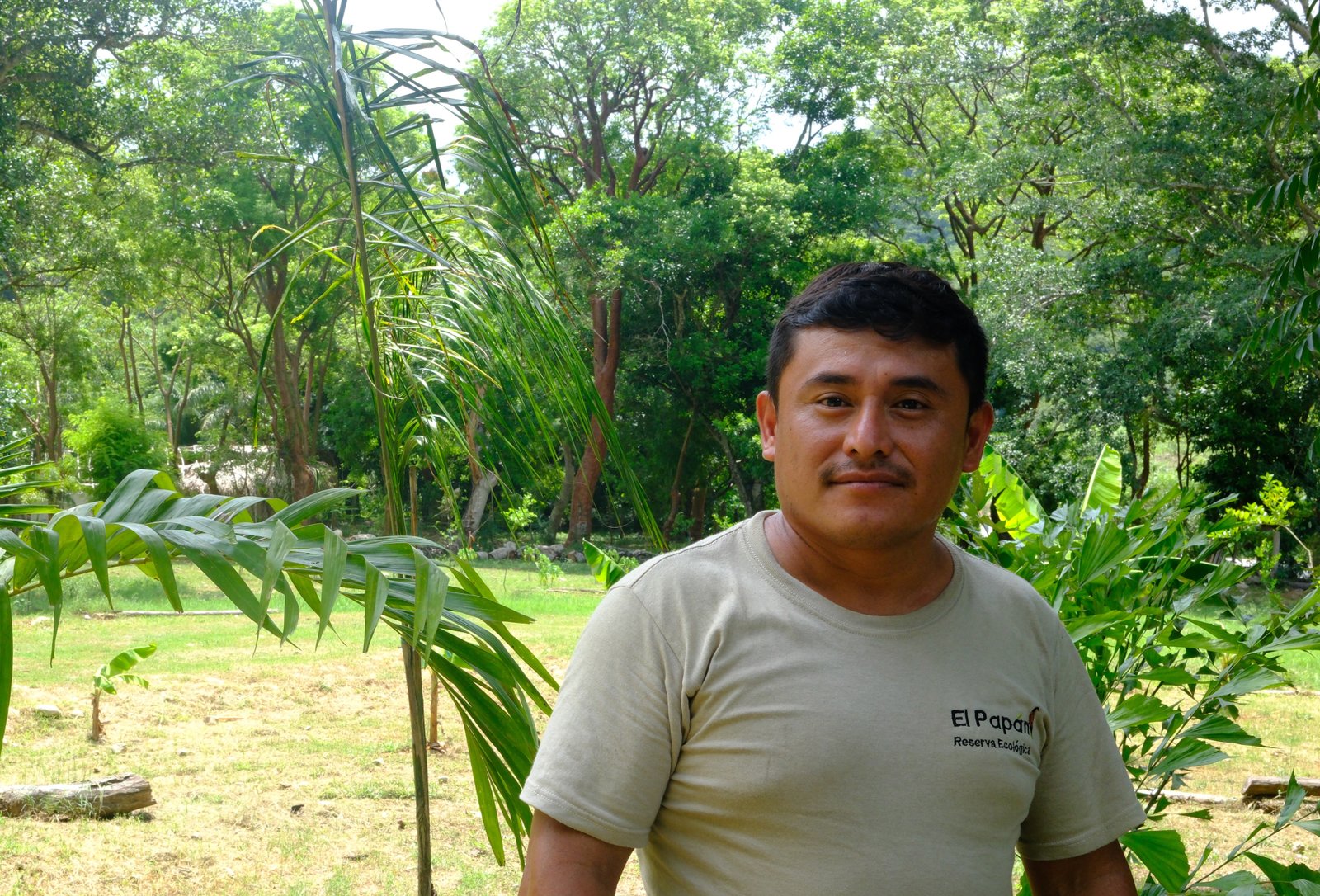 David, guía de la Reserva El Papán, explicando la selva a un grupo